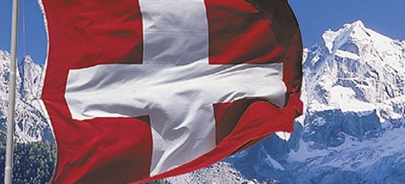 Svizzera-bandiera-sui-monti-575x262